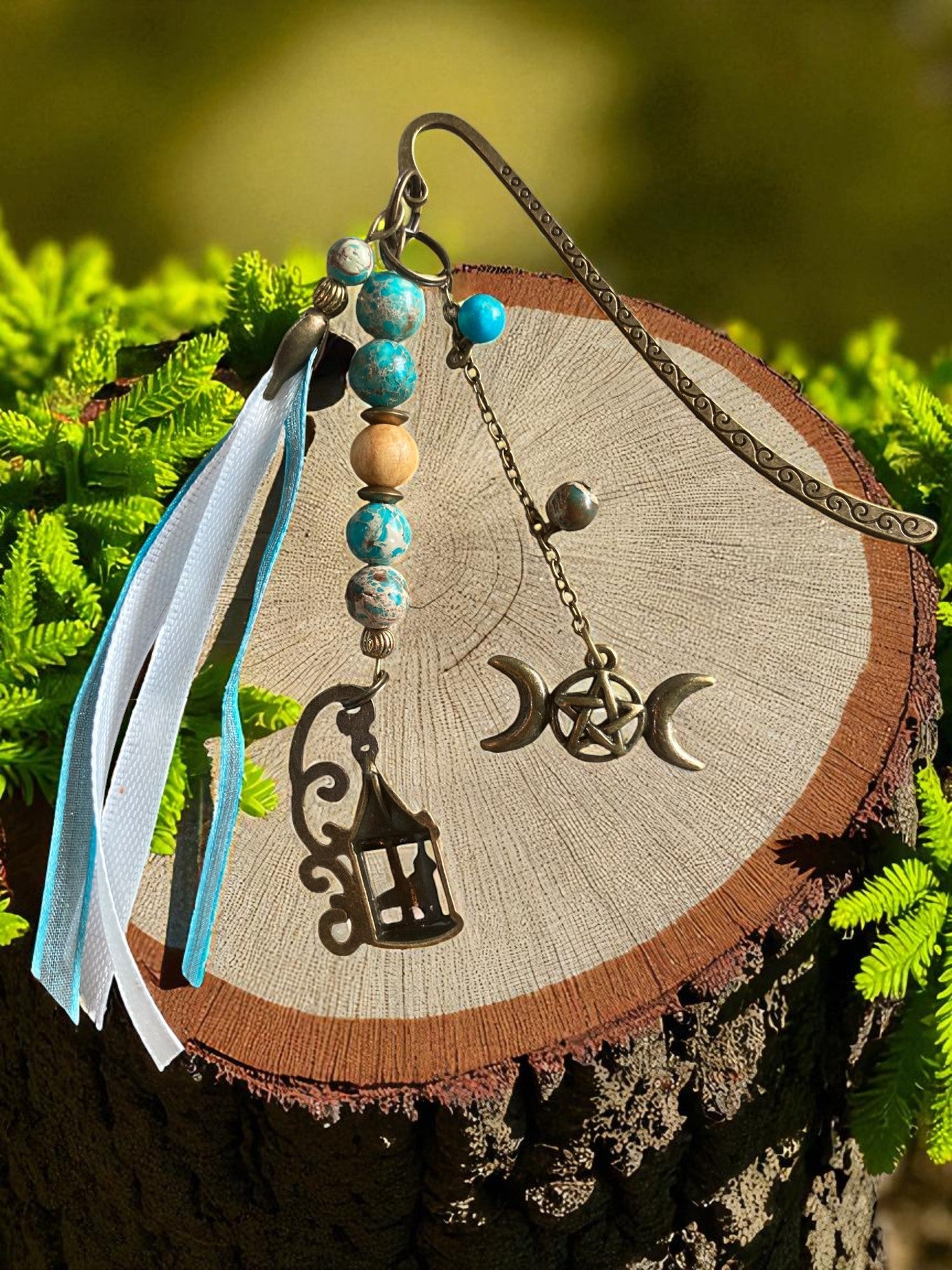 Marque-page de sorcière fait main de LhanisaCréa, ajoutant une touche d'enchantement à vos lectures.