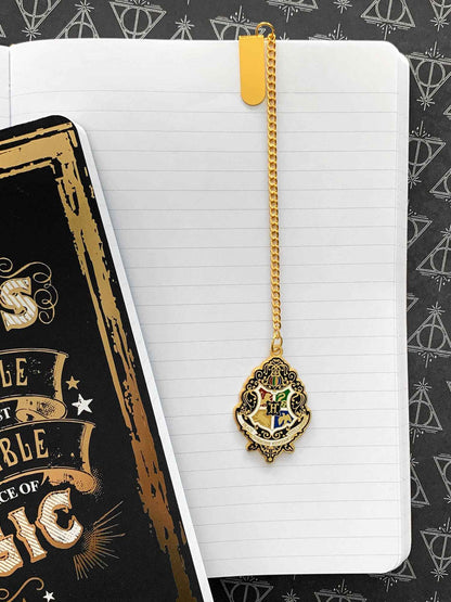Zoom sur le marque-page Harry Potter de Paper House Productions, mettant en avant sa breloque Poudlard en métal vibrant, parfait pour garder votre lecture enchanteresse.