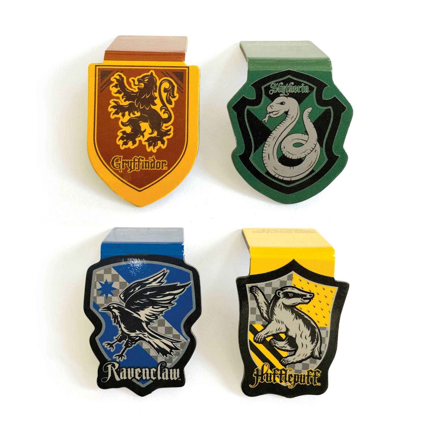 Échantillon de marque-page magnétique Harry Potter House Crests par Paper House Productions, parfait pour les fans de lecture et de l'univers Harry Potter, fusionnant fonctionnalité et style.
