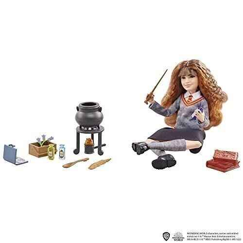 Détail des accessoires de la poupée Hermione Granger, incluant sa baguette magique et son chaudron lumineux, proposée par Ankorstore - Mattel, réf HHH65.
