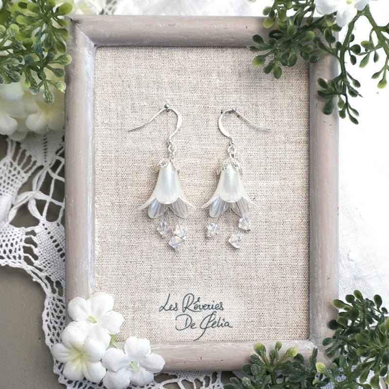 Boucles d'oreilles fleurs blanches nacrées MIRANA de Les Rêveries de Célia, artisanat délicat et chic, parfaites pour toute occasion.