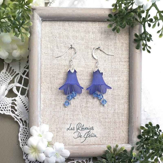 Boucles d'oreilles fleurs bleues foncées MIRANA de Les Rêveries de Célia, ce bijou artisanal captivant évoque l'élégance et la poésie, parfait pour illuminer vos moments spéciaux.