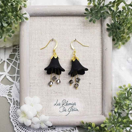 Boucles d'oreilles fleurs noires MIRANA de Les Rêveries de Célia, une création artisanale évoquant le mystère et l'élégance, parfaites pour illuminer vos tenues.