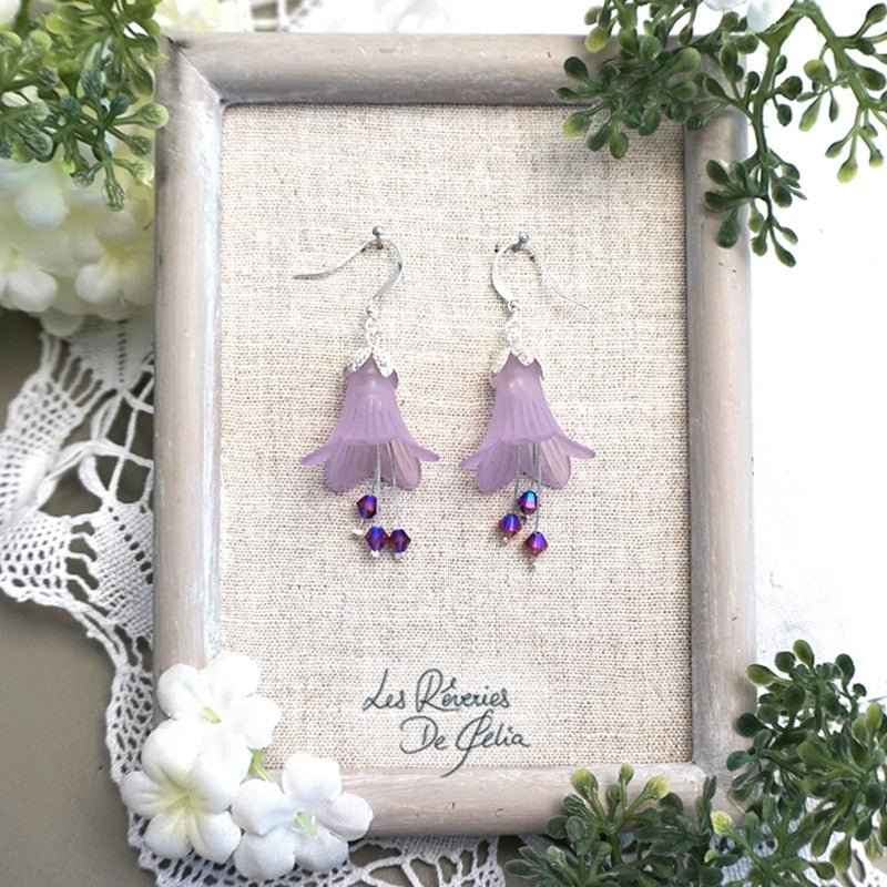 Boucles d'oreilles MIRANA en fleurs violettes, faites main par Les Rêveries de Célia, ajoutant une touche de magie et de sophistication à votre style.