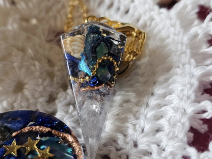 Mojo de Sorcière – Protection & Harmonie, un bijou de poche en orgonite de LhanisaCréa, enveloppé d'énergies bienfaisantes, symbole de protection spirituelle.