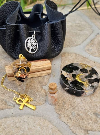 Mojo de Sorcière – Protection & Harmonie par LhanisaCréa, un talisman de protection en orgonite avec cristal de roche et tourmaline noire.