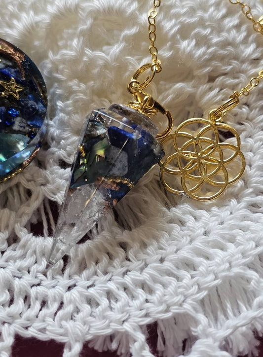 Pendule Mojo de Sorcière – Protection & Harmonie de LhanisaCréa, orné de Palo Santo et sel rose pour purifier votre espace.