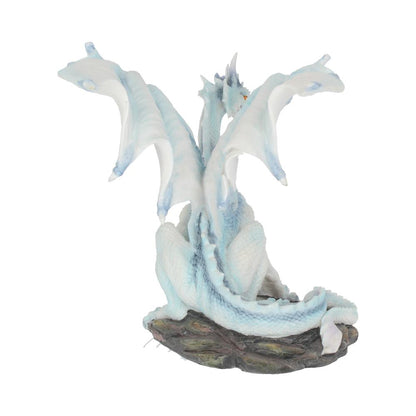 Figurine de dragon blanc Grawlbane 20 cm sur un affleurement rocheux, avec des écailles bleutées et une posture menaçante.