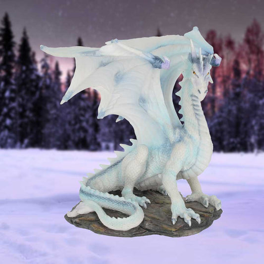 Figurine de dragon blanc Grawlbane 20 cm sur un affleurement rocheux, avec des écailles bleutées et une posture menaçante.