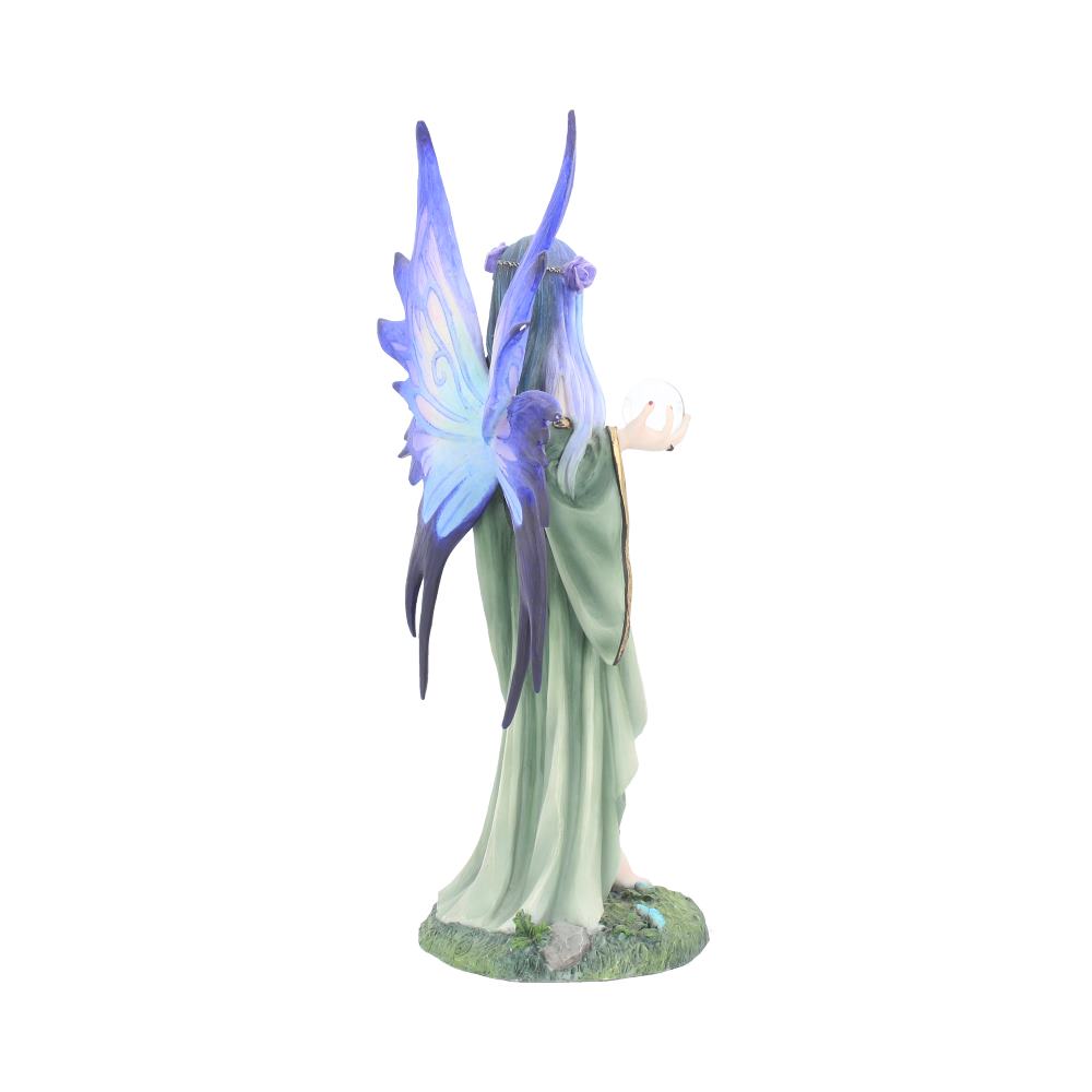 Vue rapprochée de la figurine Fée Aura mystique par Nemesis Now, mettant en avant le détail de la robe verte, les roses violettes et le papillon bleu sur une boule de cristal.