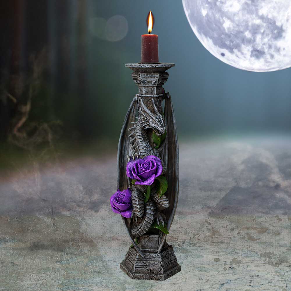 Bougeoir Anne Stokes Dragon Beauty pour la Saint-Valentin - Un dragon majestueux se tient contre une colonne gothique, enrichi d'une rose pourpre profonde.