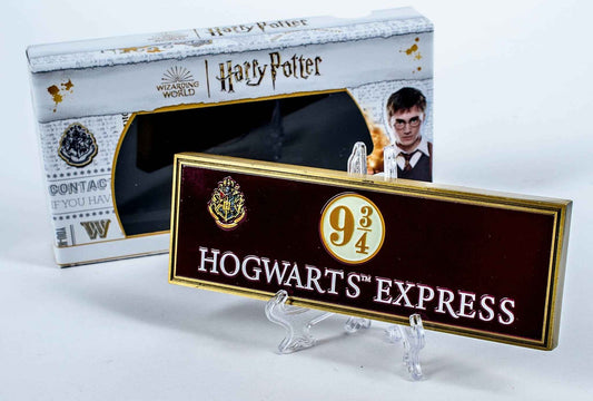 Détail séduisant du panneau en métal Harry Potter : Platform 9 ¾, une pièce essentielle pour tout fan, par AAA Merchandise Limited.