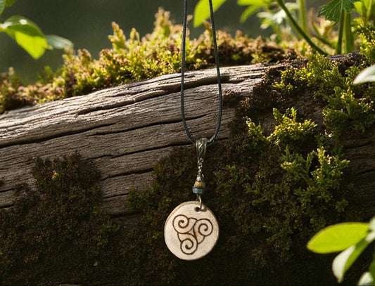 Pendentif Celtique unique en bois gravé à la main par Faërie, évoquant un héritage ancien et une essence artisanale.