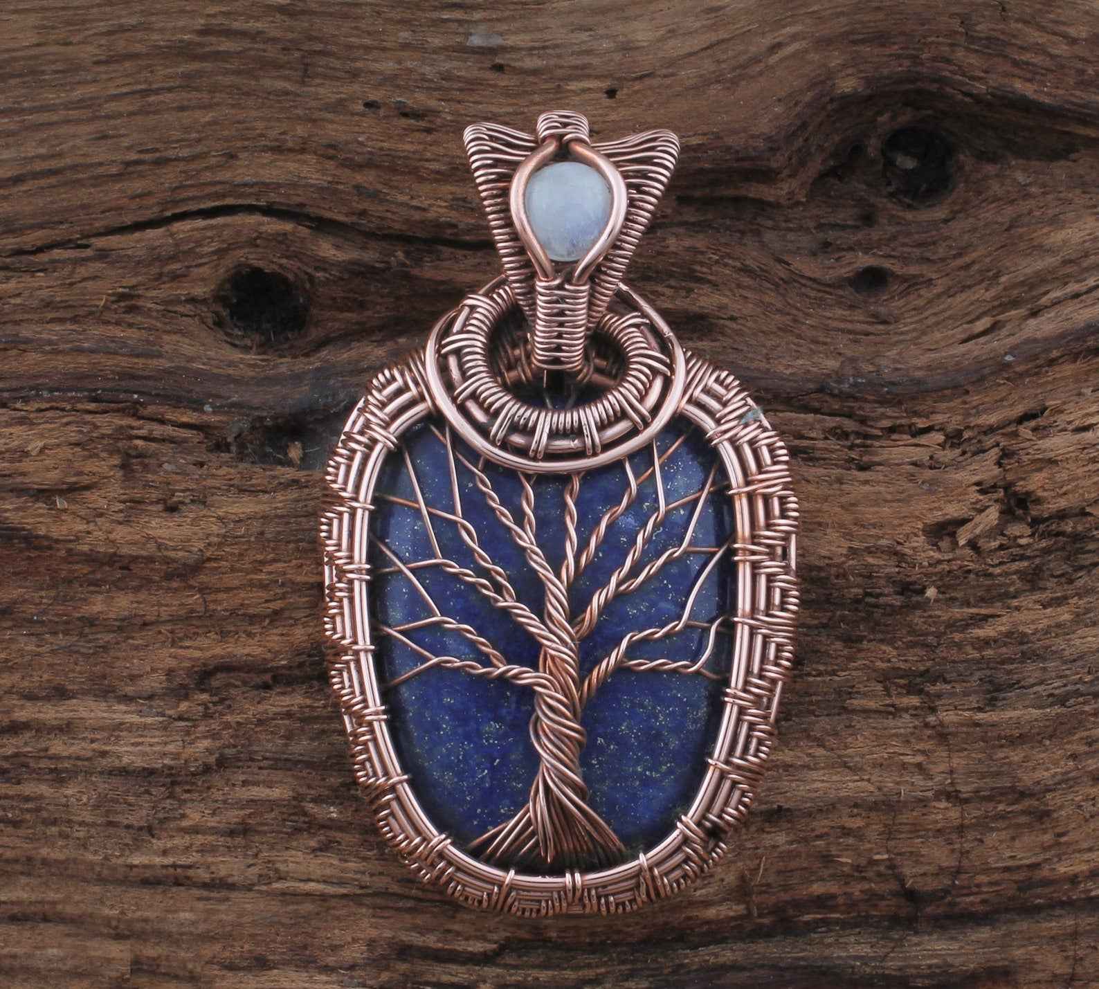 Magnifique pendentif en lapis lazuli et pierre de lune, fait main par Etsy, alliant élégance et mystère avec un design en fil de cuivre fin.