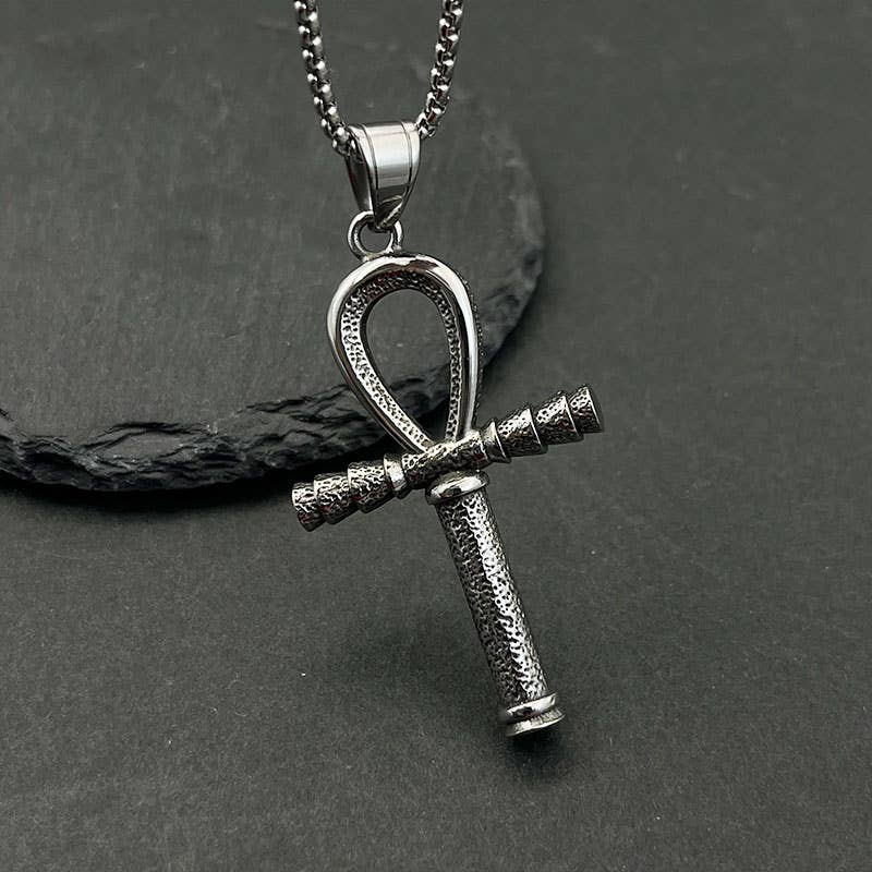 Pendentif personnalisé en forme de dieu gardien pour homme par GemMeet, une pièce distinctive en acier inoxydable, parfaite pour révéler votre force et individualité.