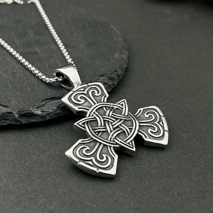 Zoom sur le pendentif runique de style vintage avec nœud celtique de GemMeet, symbole de force et d'histoire.