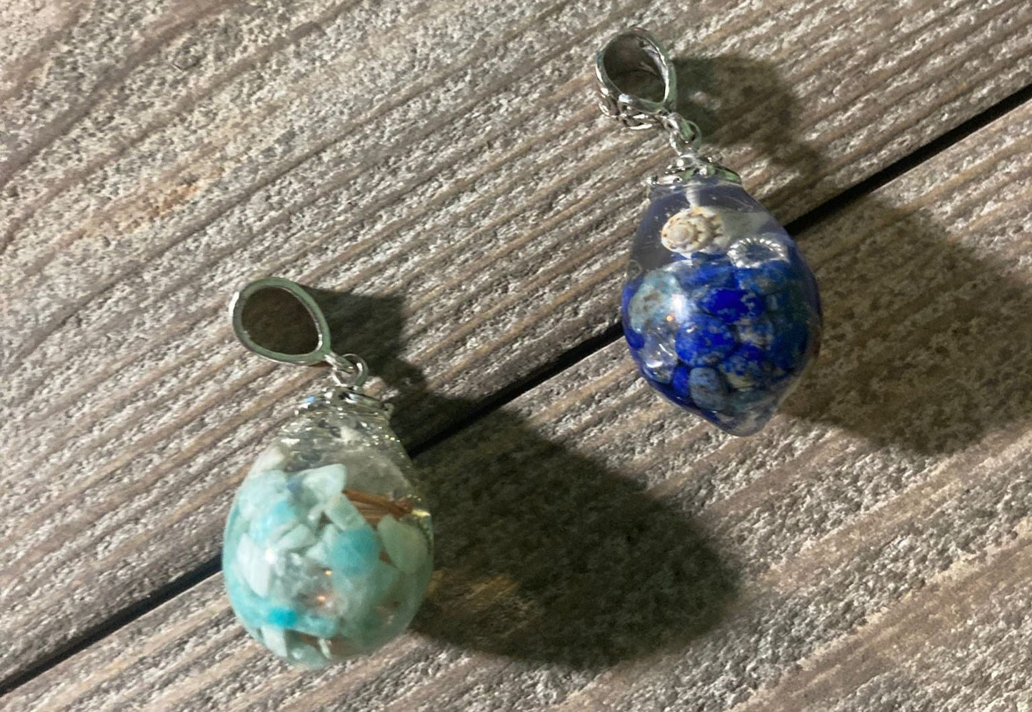 Pendentif sans chaîne de LhanisaCréa, une création unique et faite à la main, parfaite pour toutes occasions, ajoutant une touche d'élégance et de mystère à votre style.