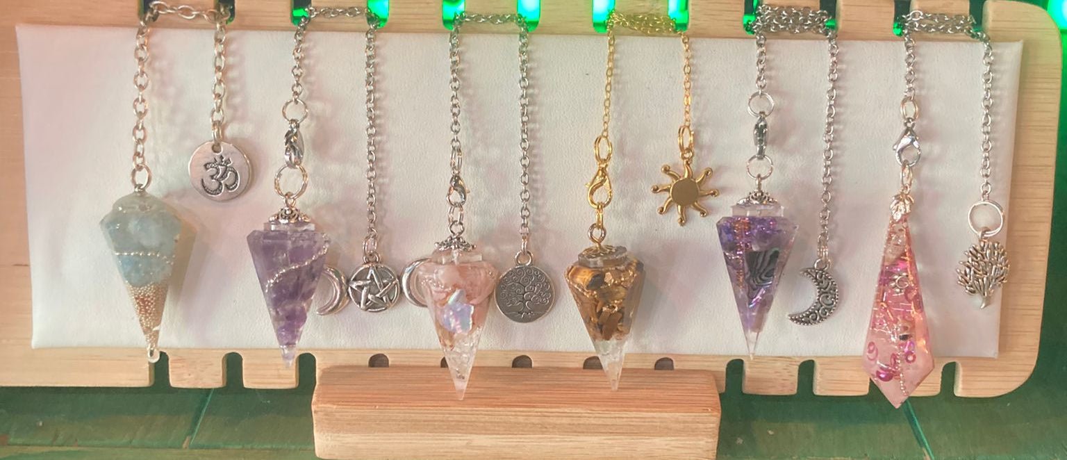 Détails du Pendule et/ou pendentif au mousqueton de LhanisaCréa, un bijou unique alliant style contemporain et spiritualité.