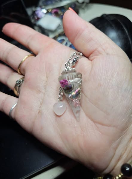 Bijou polyvalent Pendule et/ou pendentif avec design chic de LhanisaCréa, orné de pierres naturelles, parfait pour la lithothérapie et la mode quotidienne.