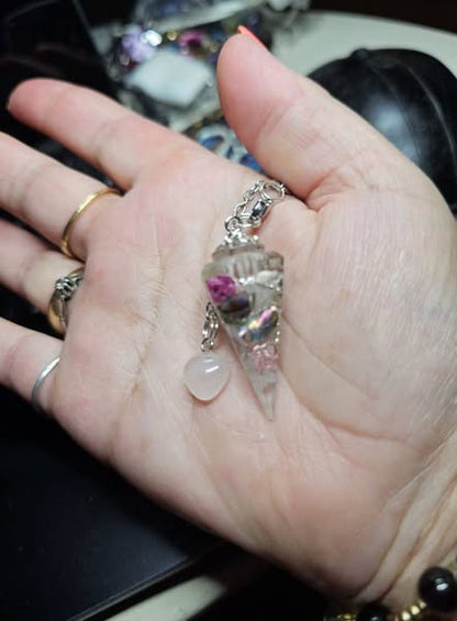 Bijou polyvalent Pendule et/ou pendentif avec design chic de LhanisaCréa, orné de pierres naturelles, parfait pour la lithothérapie et la mode quotidienne.