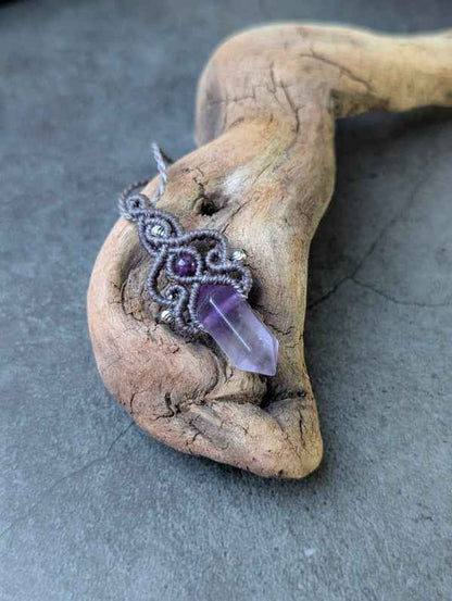 Le collier Sianora signé Les Fils Ensorcelés, une pièce enchantée qui capture l'éclat du polyester ciré et les nuances personnalisables.