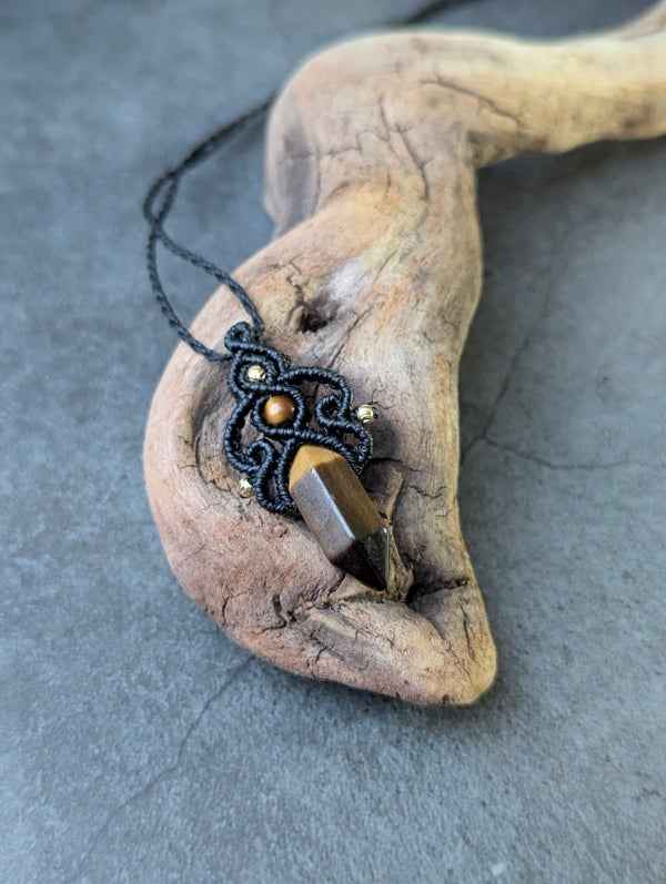 Collier Sianora de Les fils ensorcelés porté autour du cou, un élégant bijou fait main qui ajoute une touche mystique à chaque tenue.