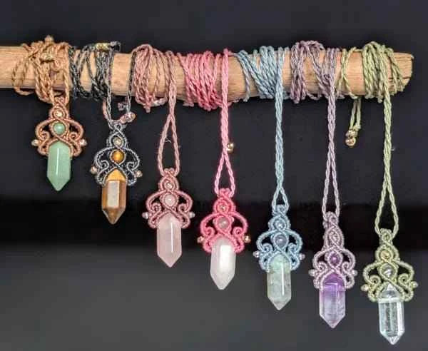 Collier Sianora de Les Fils Ensorcelés, un bijou fait main en polyester ciré, embellissant délicatement le cou avec des pierres personnalisables.