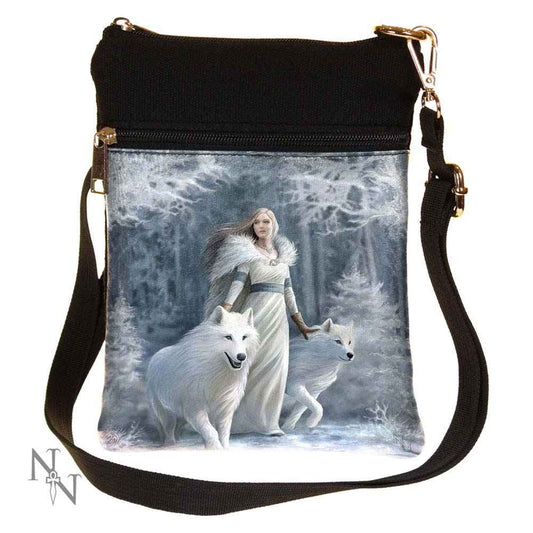Petit sac à bandoulière gothique Winter Guardians Fantasy Wolf par Anne Stokes de Nemesis Now, illustrant une femme mystérieuse entourée de loups blancs dans une forêt enneigée.