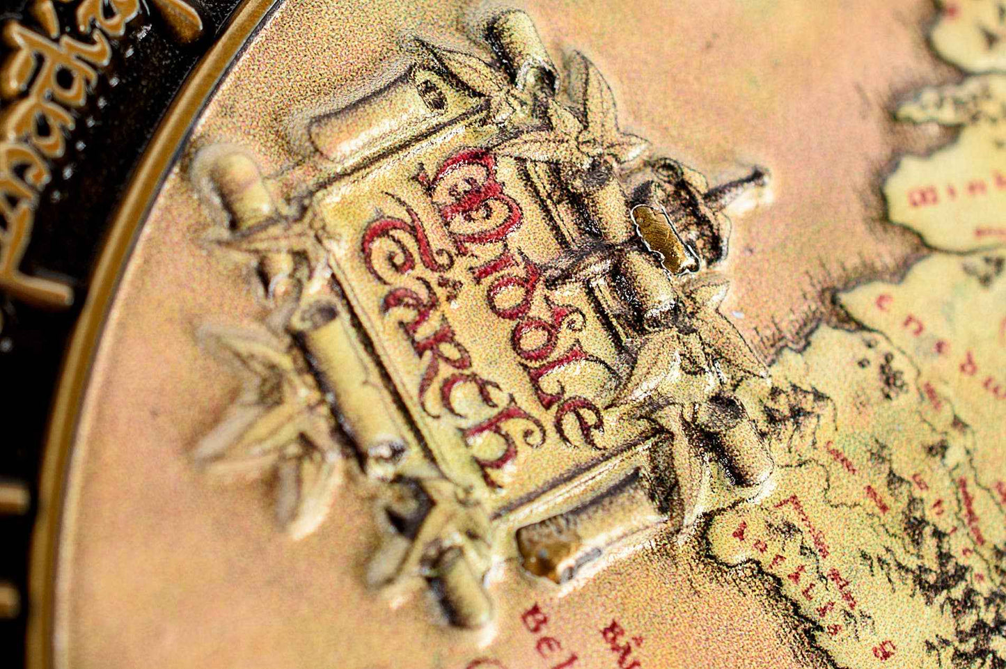 Carte de la Terre du Milieu du Seigneur des Anneaux, pièce de luxe d'AAA Merchandise Limited, illustrant des royaumes emblématiques dans des détails riches.