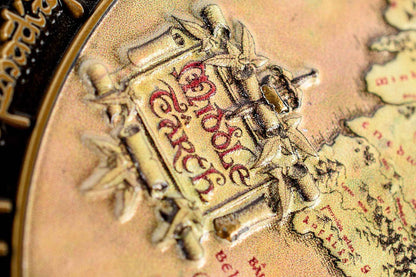 Carte de la Terre du Milieu du Seigneur des Anneaux, pièce de luxe d'AAA Merchandise Limited, illustrant des royaumes emblématiques dans des détails riches.