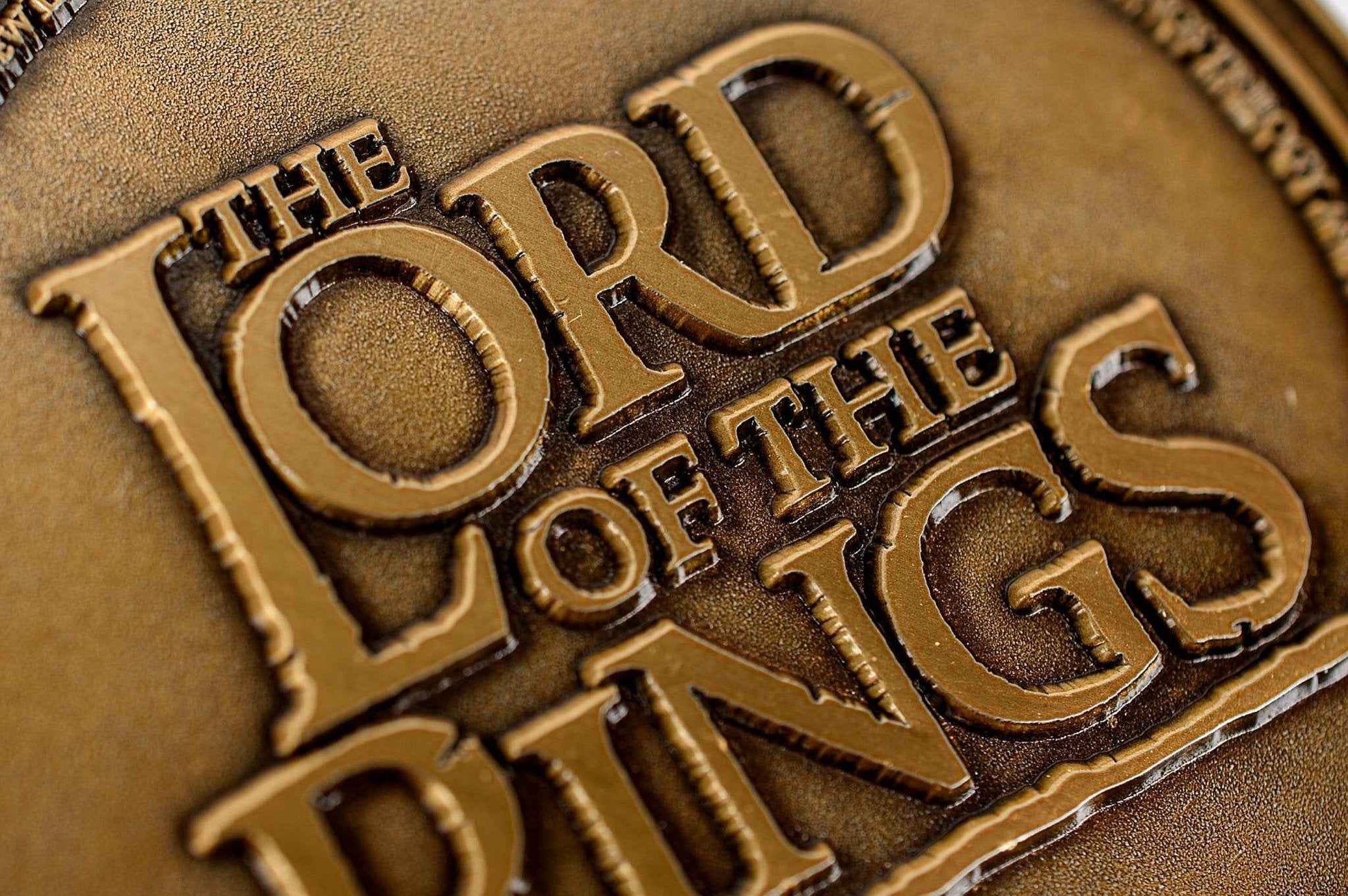 Explorez la carte fantastique de la Terre du Milieu du Seigneur des Anneaux, une pièce de luxe par AAA Merchandise Limited, évoquant l'aventure et la magie.