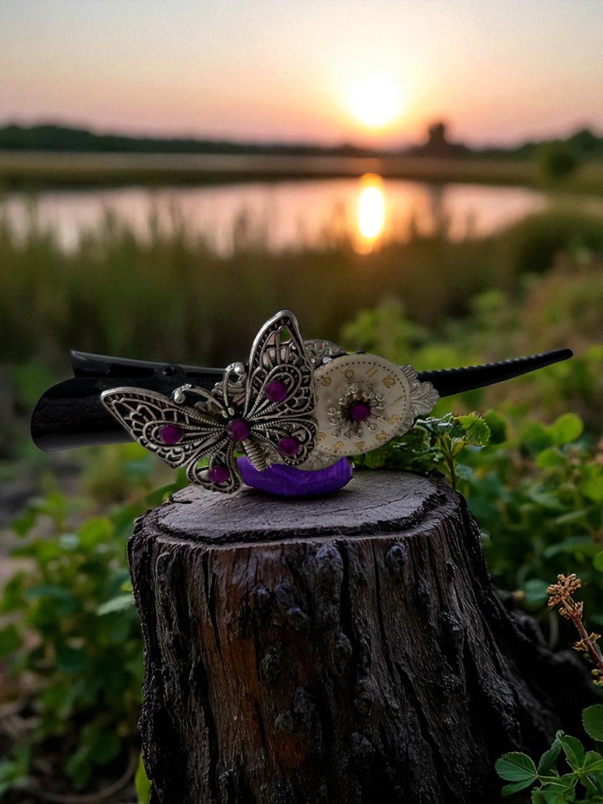 Pince à Chignon élégante d'Uchronie Créations, ornée d'un motif floral subtil, idéale pour ajouter une touche féerique à vos coiffures.