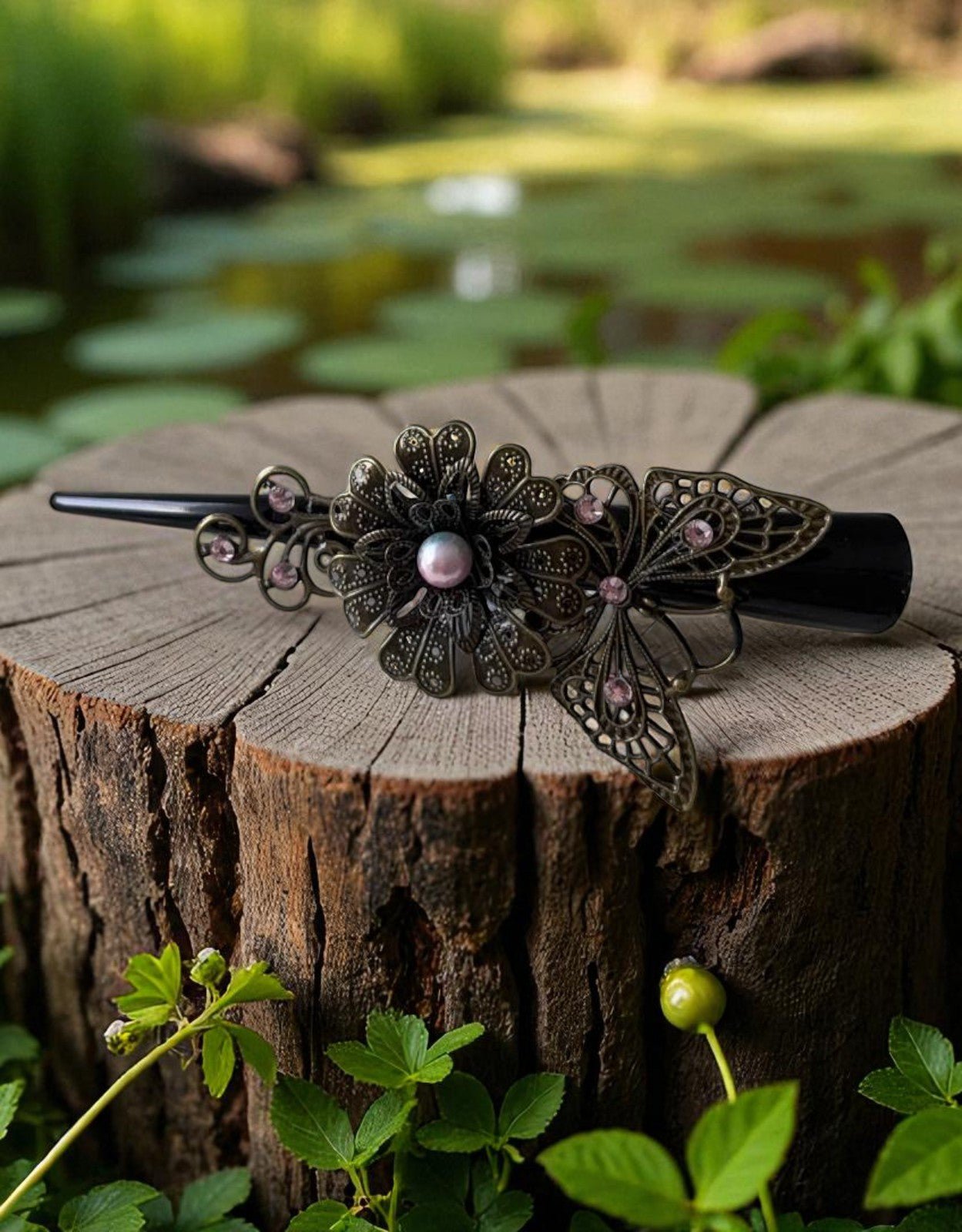 Pince à Chignon d'Uchronie Créations présentée dans un environnement enchanteur, capturant l'essence de la beauté et de la créativité.