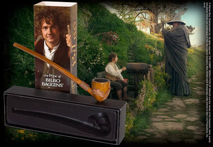 Détails sculptés de la pipe de Bilbo Sacquet par Noble Collection, un symbole d'aventure et de charme hobbit, présentée dans un coffret inspiré du film.
