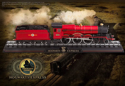 Modèle Poudlard Express en métal moulé par Noble Collection, représentant le train emblématique de Harry Potter dans des détails minutieux, idéal pour les fans de la saga.