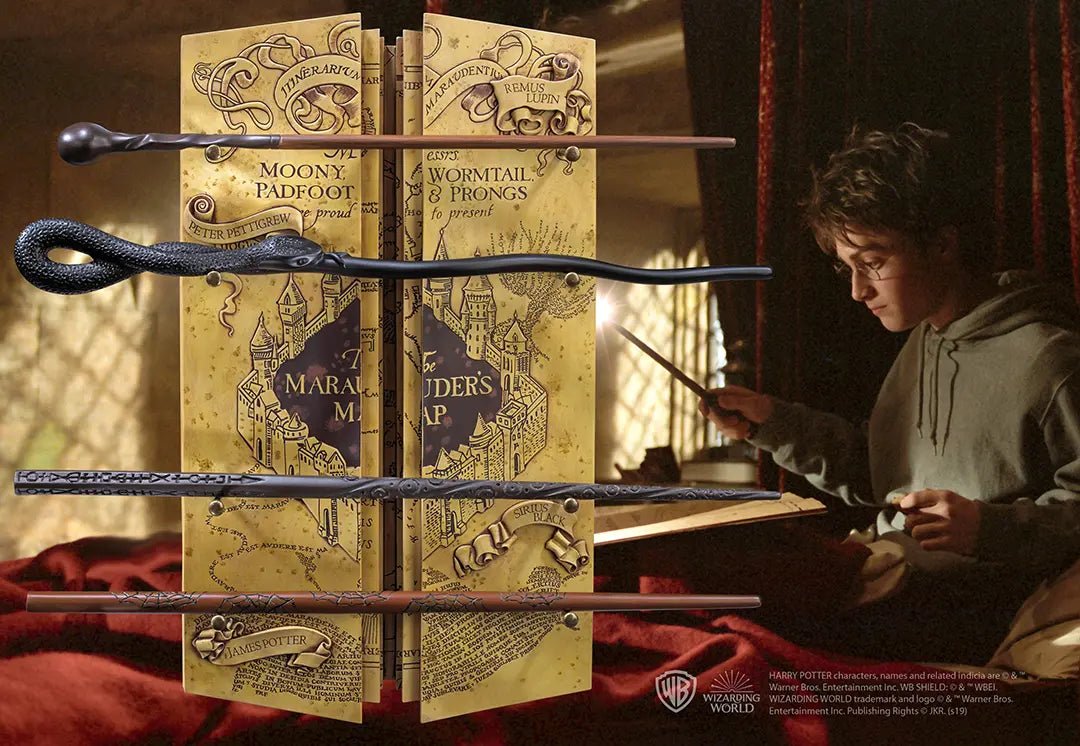 Détail du Présentoir 4 baguettes La Carte Du Maraudeur par Noble Collection, affichant la merveilleuse Carte du Maraudeur de l'univers Harry Potter.