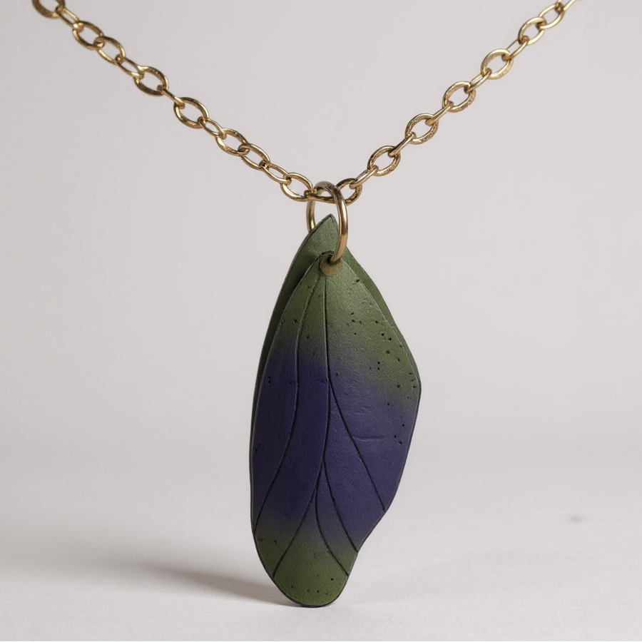 Zoom sur le pendentif Aile de fée, fait main par Les Lubies Fleuries, unique en son genre.