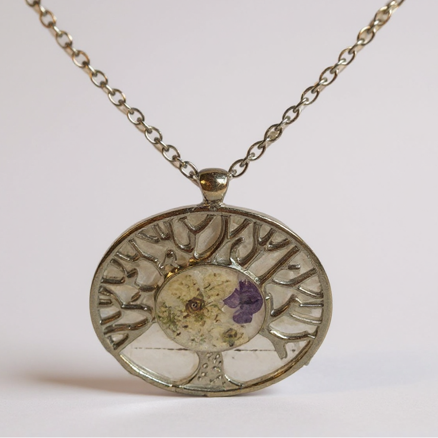 Collier pendentif Arbre de vie en résine avec fleurs colorées, artisanat délicat de Les Lubies Fleuries, un bijou symbolique alliant nature et élégance.
