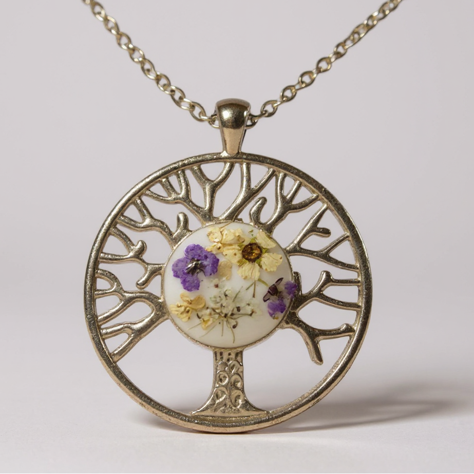 Collier pendentif - Arbre de vie avec un design enchanteur, mettant en avant un arbre de vie sculpté et des fleurs colorées, fait main par Les Lubies Fleuries.