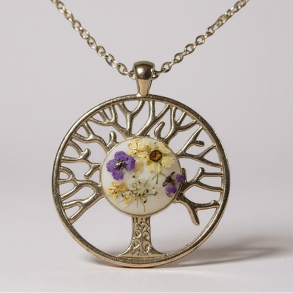 Collier pendentif - Arbre de vie avec un design enchanteur, mettant en avant un arbre de vie sculpté et des fleurs colorées, fait main par Les Lubies Fleuries.