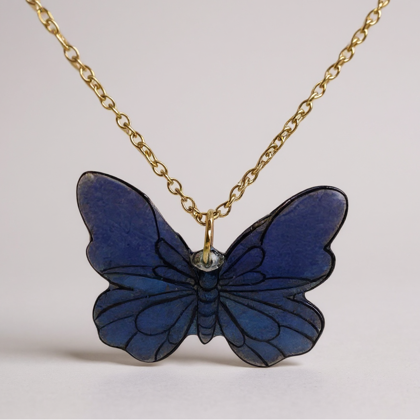 Collier pendentif Papillon bleu nuit - Un bijou artisanal élégant représentant un papillon finement dessiné, fait à la main par Les Lubies Fleuries, parfait pour sublimer votre style.