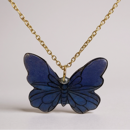 Collier pendentif Papillon bleu nuit - Un bijou artisanal élégant représentant un papillon finement dessiné, fait à la main par Les Lubies Fleuries, parfait pour sublimer votre style.