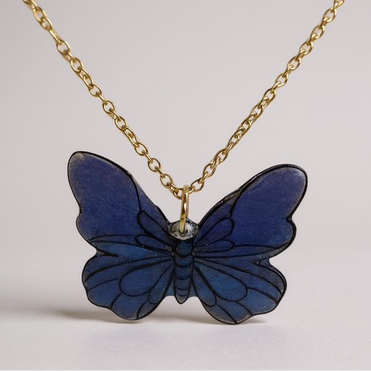 Collier pendentif Papillon bleu nuit - Un bijou artisanal élégant représentant un papillon finement dessiné, fait à la main par Les Lubies Fleuries, parfait pour sublimer votre style.