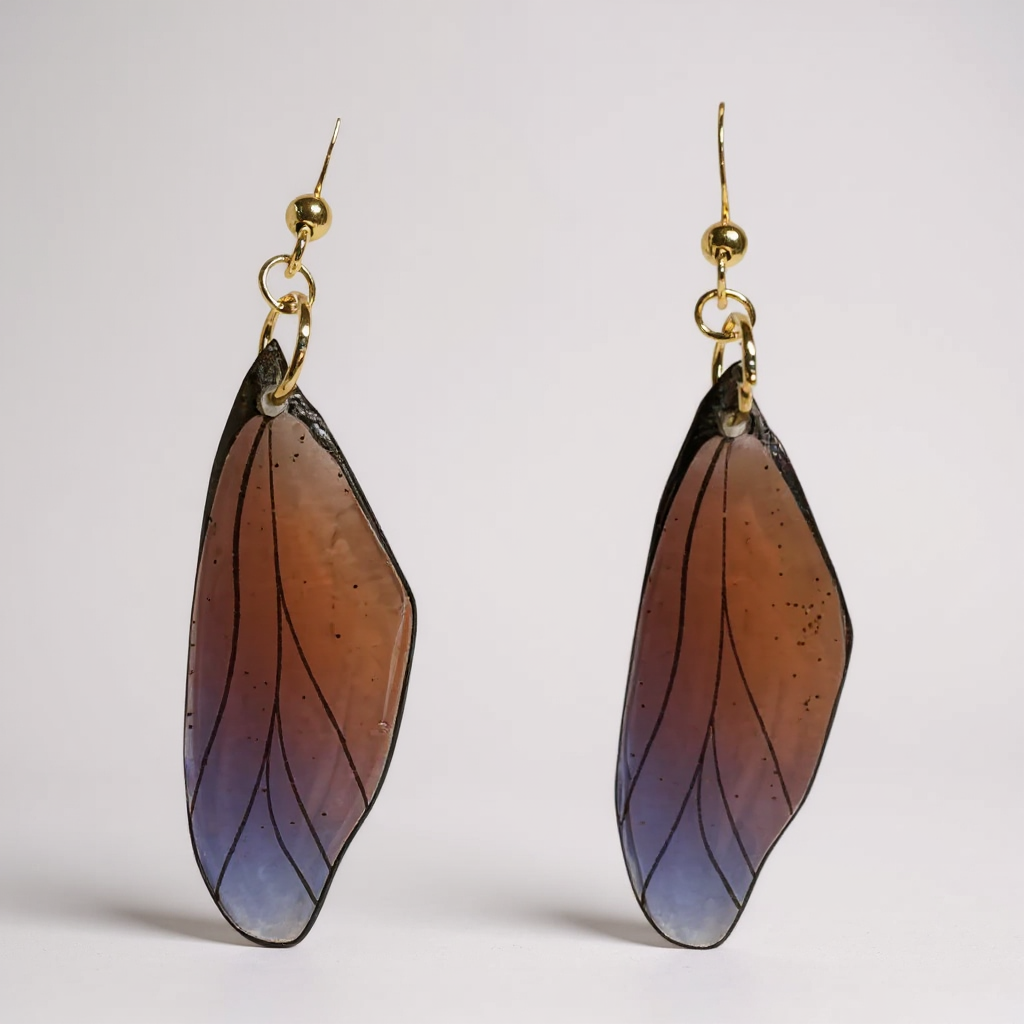 Boucles d'oreilles - Aile de fée, artisanales et légères, avec des ailes d'abeille transparentes qui capturent la magie et l'élégance.