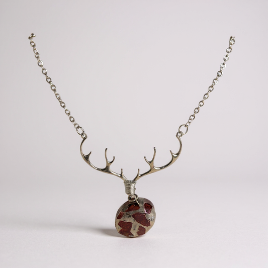 Collier pendentif - Bois de cerf fleuri, capture artisanale de la nature avec un galet rouge vibrant.