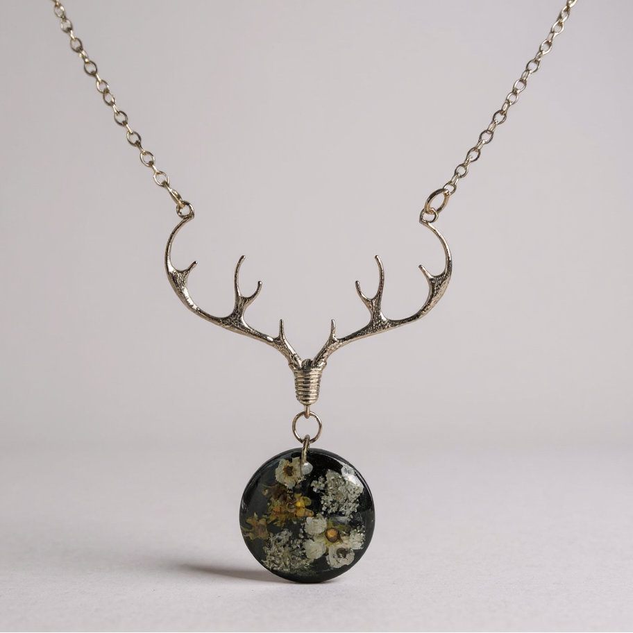 Détails du Collier pendentif - Bois de cerf fleuri, mettant en avant l'artisanat exceptionnel et la beauté naturelle.