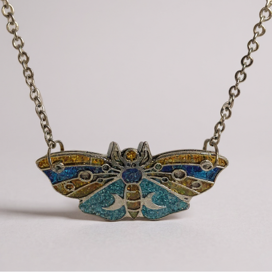 Collier pendentif « Papillon Mystique des Lunes » - un bijou en forme de papillon de nuit, orné de bleu, doré et turquoise, idéal pour une touche d'élégance nocturne.