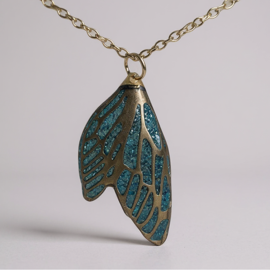 Détail de la chaîne en acier inoxydable argenté du collier pendentif Aile de fée, illustrant élégance et durabilité.