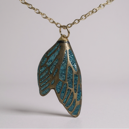 Détail de la chaîne en acier inoxydable argenté du collier pendentif Aile de fée, illustrant élégance et durabilité.