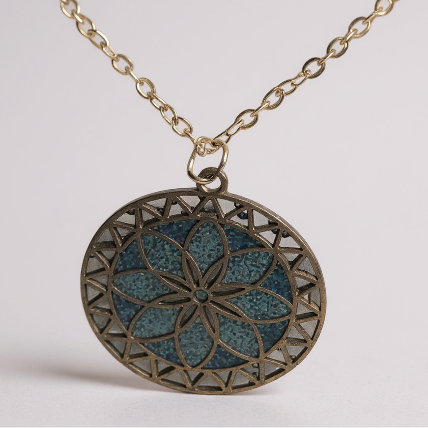 Collier Pendentif - Rosace Océane, bijou circulaire fait main, bleu texturé inspiré des vagues, conçu par Les Lubies Fleuries.